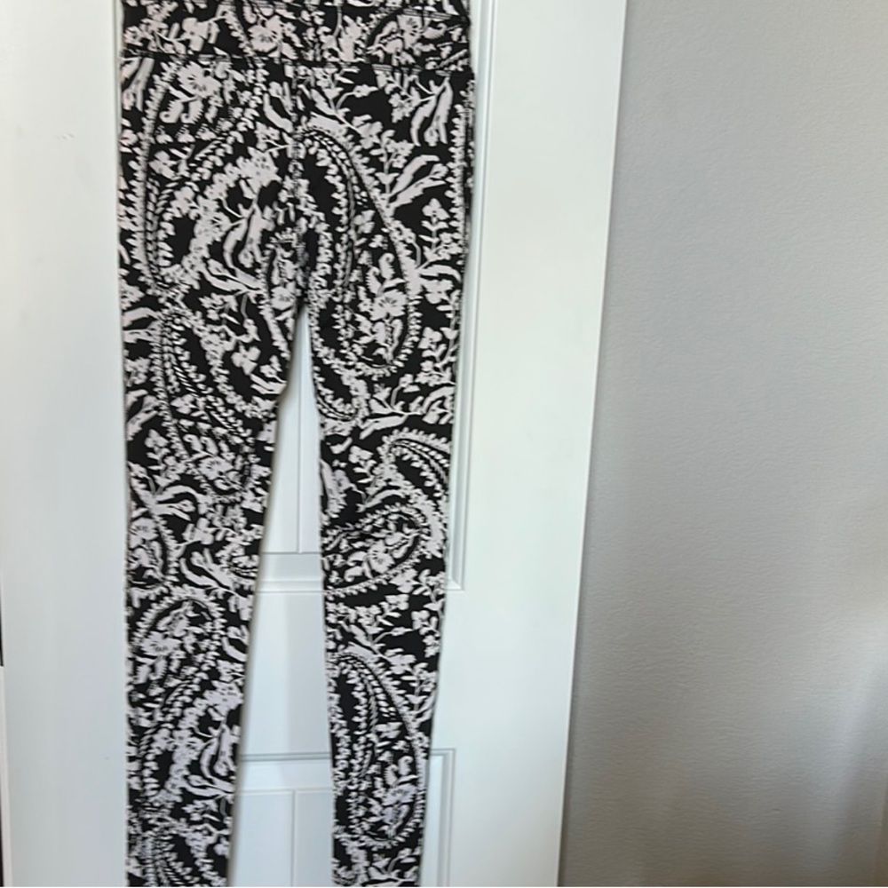 Black and White Patterned Leggings - Picture 3 of 4